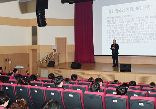 이준식 독립기념관장이 ‘독립운동과 대한민국’을 주제로 수원시청 대강당에서 ‘3.1운동 100주년 기념 찾아가는 대중특강’을 진행하고 있다.