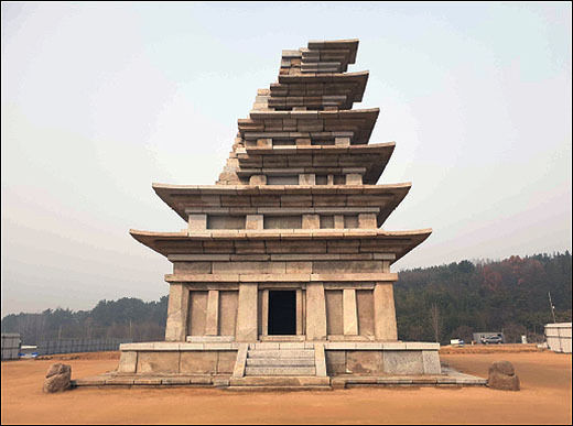 수리 후 익산 미륵사지 석탑(동측)