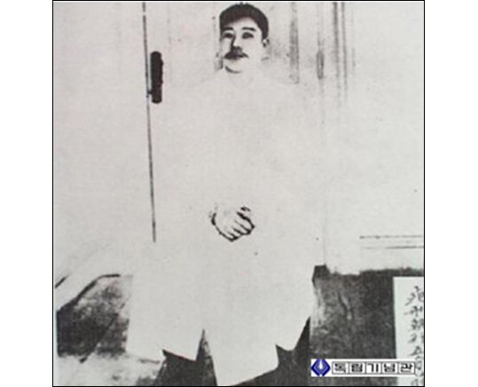 순국 5분전에 어머니가 지어 보낸 옷을 입고 있는 안중근 의사(독립기념관 제공)