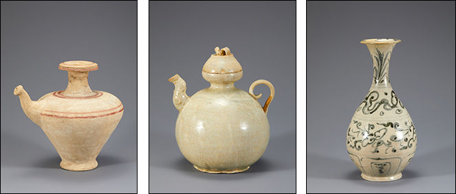 정병, 6-8세기, 옥에오 문화, 높이 26cm(왼쪽) / 주전자, 13-14세기, 쩐 왕조 , 높이 22.2cm(가운데) / 청화백자 병, 15세기, 레왕조, 높이 30cm