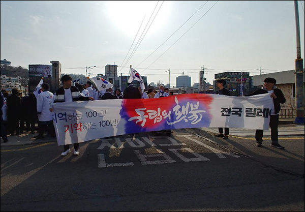 광주 부동교 아래는 만세운동 집결지이다. 부동교 위에서 당시를 회상하는 참여자들