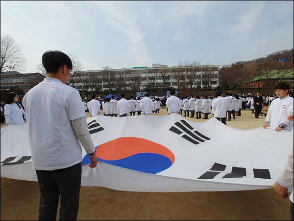 광주 수피아여중 운동장에서 진행된 '3.1만세운동 재현 광주 릴레이 독립의 횃불' 기념식 모습