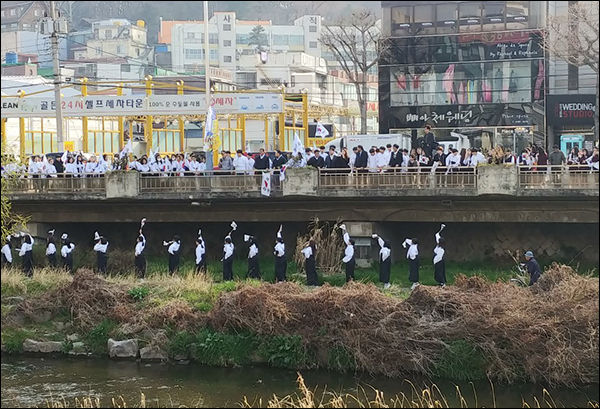 부동교 아래에서 선열들을 추모하는 학생들, 이곳은 100년전 만세운동의 집결지였다.