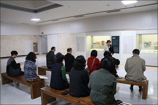 큐레이터와 만남 모습
