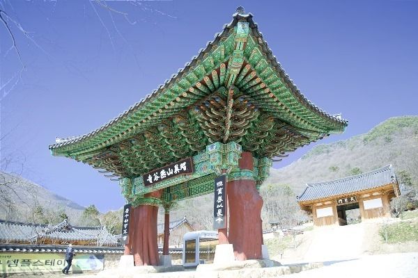 새로지은 일주문, 지리산 연곡사라 쓰여있다.
