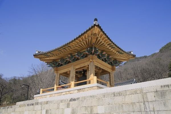 석축위에 새로지은 종각