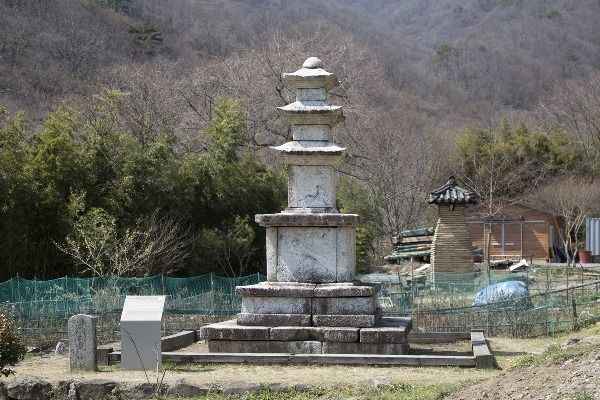 연곡사 삼층석탑, 통일신라 후기에 세워진 석탑으로 그리 크지는 않지만 오랜 세월과 전란에도 크게 손상되지 않았다. (보물 제151호)