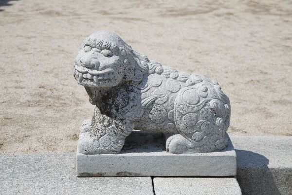 누문 계단앞에 세워진 청사자. 마치 해태의 모습을 보는 듯하다.