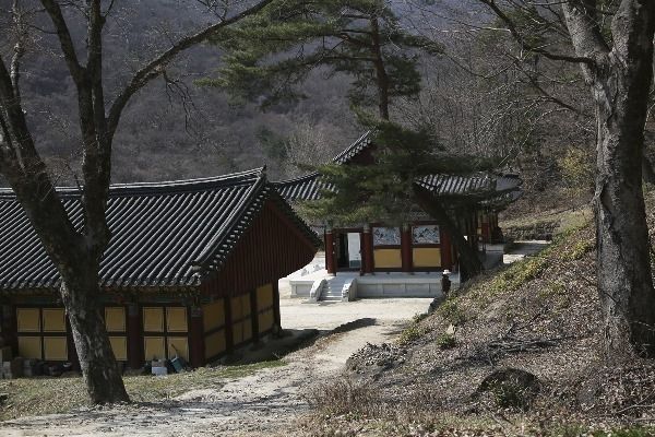 대적광전 명부전의 옆모습