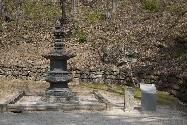 연곡사의 대적광전 뒤편에는 통일신라시대 수행이 높아 추앙받았던 스님들의 승탑이 3기가 있다. 그런데 안타깝게도 그 스님의 자취를 알 수 있는 탑비를 파괴하여, 그 주인공이 누구인지 모르고 있다. 그리하여 위치를 승탑의 이름으로 쓰고 있다. 이 승탑은 동쪽에 있다고 하여 동승탑이다.