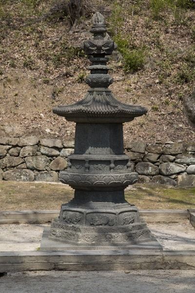 동승탑의 전체모습, 기단부터 상륜부까지 섬세한 무늬가 빼곡하다.