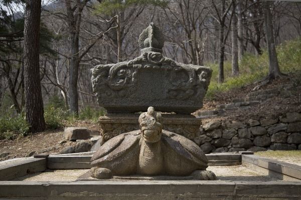 동승탑의 주인공을 찬한 비석을 세웠으나, 글이 새겨진 비신은 없어지고 비신을 보호하던 이수, 귀부만이 남아있다. 그나마, 온전한 모습이 아름답다.