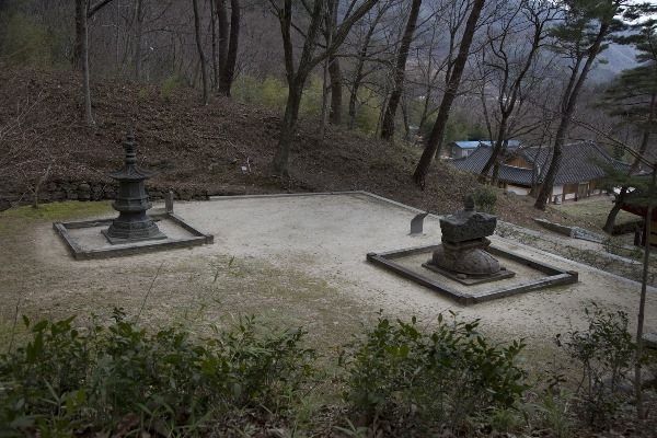 동승탑과 탑비의 전경