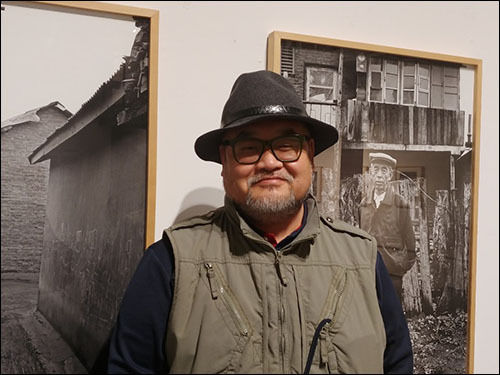 <잊혀진 흔적> 사진 및 아카이브 전을 열고 있는 사진작가 류은규