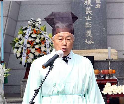 인사말을 하는 탄운이정근기념사업회 김경 회장