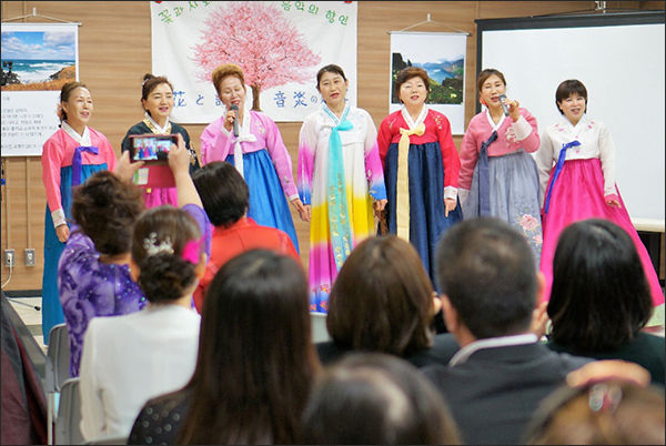 민요를 부르고 있는 김경자 펜클럽 회원들