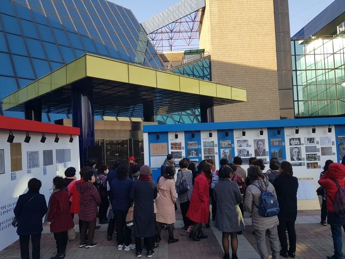 3일 개막식에서 사진 전을 둘러 보고 있는 관람객들