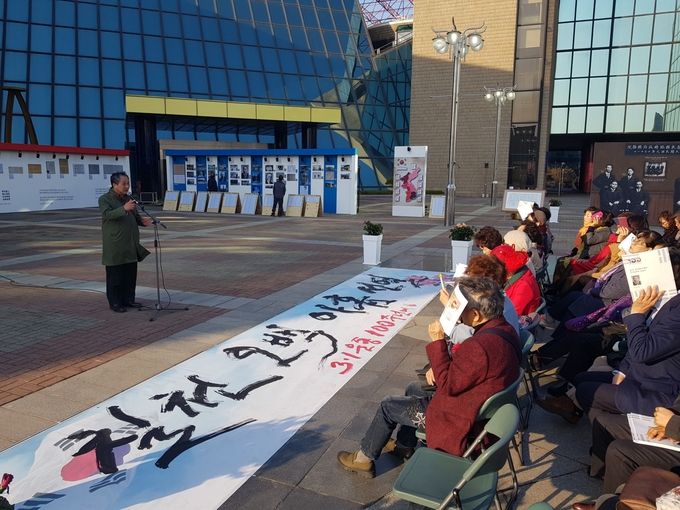 이태룡 박사가 3.1운동 및 임시정부 100주년 기념 사진전의 의의를 설명하고 있다.