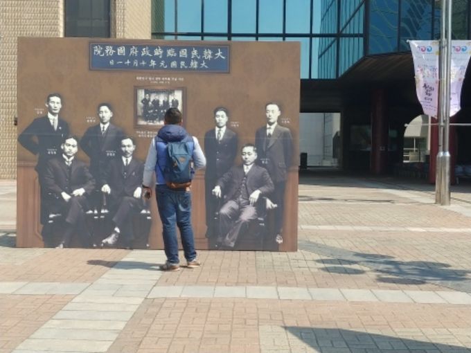 임시정부 요인들과 사진을 찍을 수 있는 사진마당 앞에서 관람객이 임정요인을 살펴보고 있다.