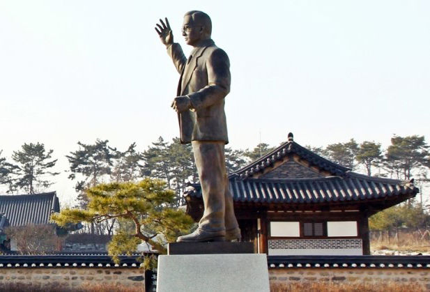전북 정읍에 세워진 백정기 의사 동상