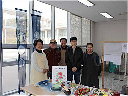 입주 작가 5인(왼쪽부터 누비장 최재희 이수자, 각자장 정찬민 이수자, 소목장 복종선 이수자, 채상장 김승우 이수자, 염색장 윤영숙 이수자)