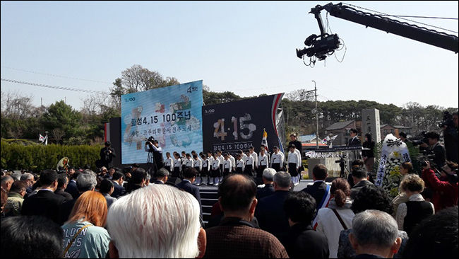 화성시 소녀소녀합창단과 함께 순국선열에 대한 묵념과 애국가 제창을 하는 참석자들