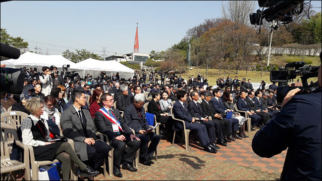 추모제에 참석한 독립유공자 후손들과 나라안팎 손님들