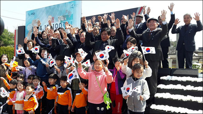 아픈 과거를 딛고 우리의 미래인 아이들과 함께 만세를 부르며 추모제를 마무리 했다.
