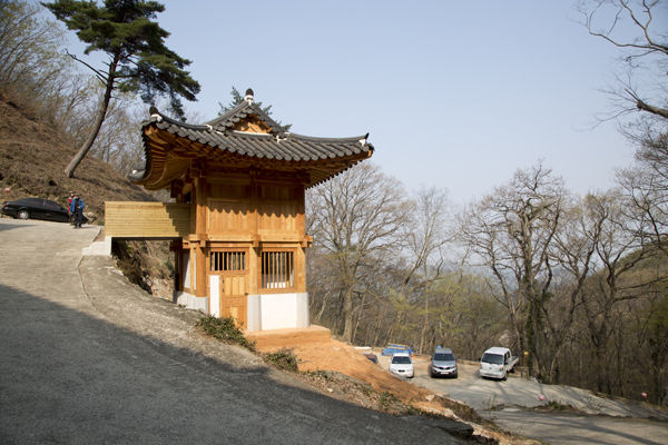 수도암 전각 입구에서 본 재래식 해우소