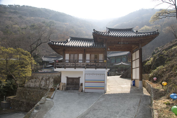 해우소 앞에서 본 수도암