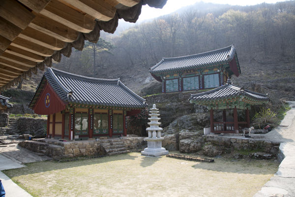 도도암 대웅전과 오층석탑