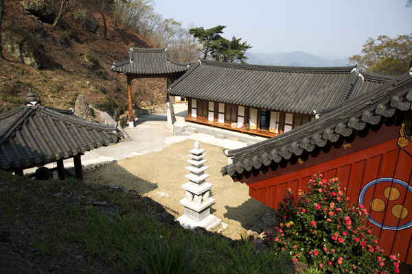 지장전에서 본 수도암 요사채와 열린대문