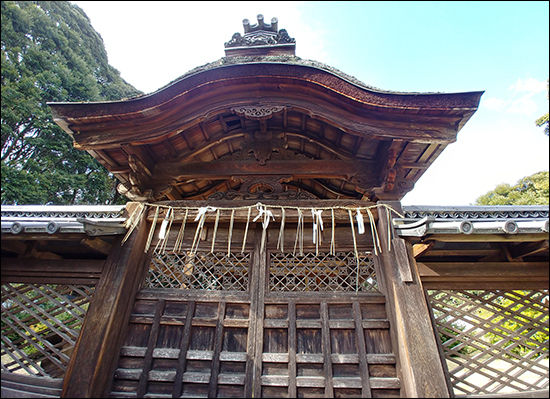 신라선신당 본전(本殿) 앞 정문