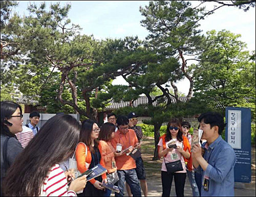 창덕궁 전문 해설사의 현장 설명