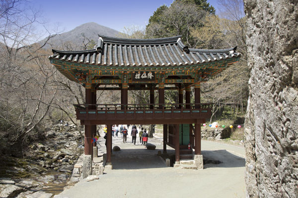 강선루를 지나 선암사로 들어가는 사람들