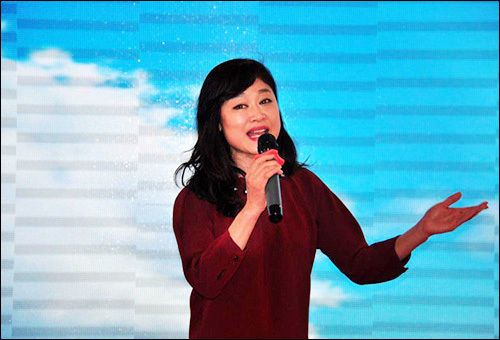 낭송회는 연변대중의 사랑을 한 몸에 받는 인기가수 김홍련의 노래선물 "새봄이로세"로 막이 올랐다.