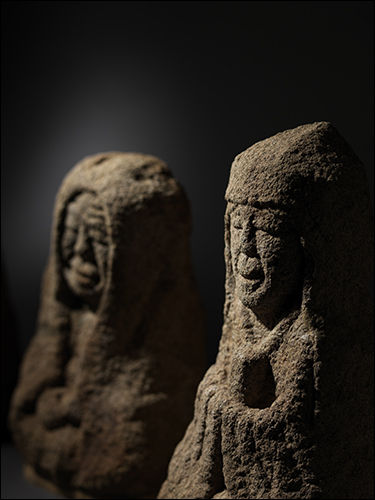 사를 쓴 나한과 두건을 쓴 나한, 고려말~조선초, 높이 35.4cm(왼쪽), ⓒ국립춘천박물관
