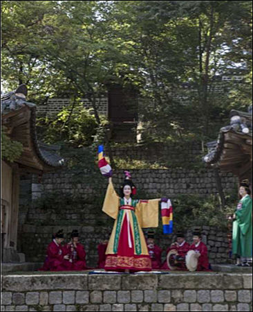 창덕궁 후원 기오헌에서 펼쳐지는 ‘춘앵전’ 공연 현장