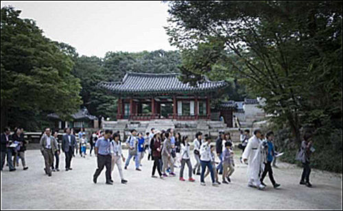 창덕궁 후원에서 산책하는 사람들