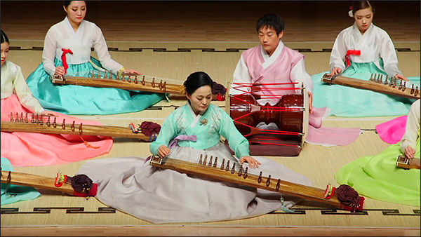 가야금 명인 오경희와 제자들로 구성된 가야금 연주단 의 <사제동락 애연(愛緣)>