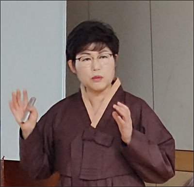 여성독립운동가 특강을 하는 이윤옥 시인