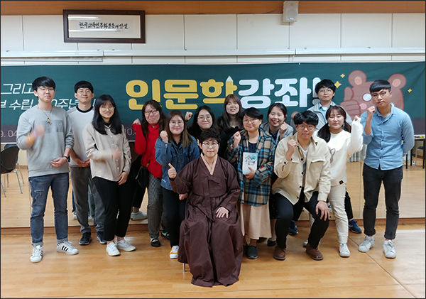 특강을 마치고 수강생들과 함께 한 이윤옥 시인