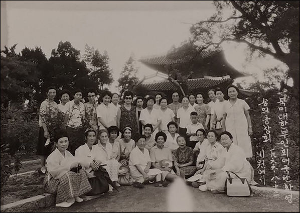 차인재 지사는 북미대한부인회애국단 소속으로 이 단체가 한국에 세운 기념도서관 정초식에 참석하여 창덕궁 후원에서 찍은 사진.(1966) 앞줄 왼쪽에서 6번째가 차인재 지사(외손녀 윤패트리셔 제공).