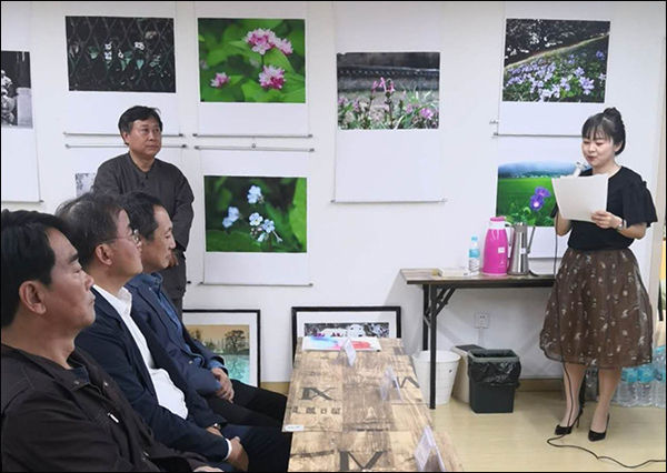 중국 상해 김령 시낭송가가 기념시 '백두산 정상에 서서, 십자가 '를 낭송하고 있다.