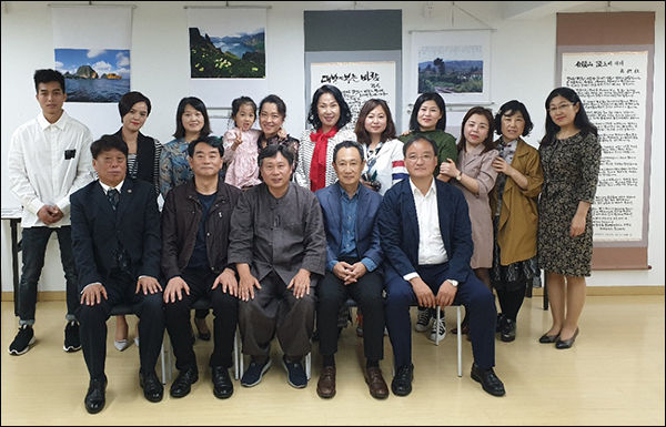 행사에 참석한 이들의기념촬영