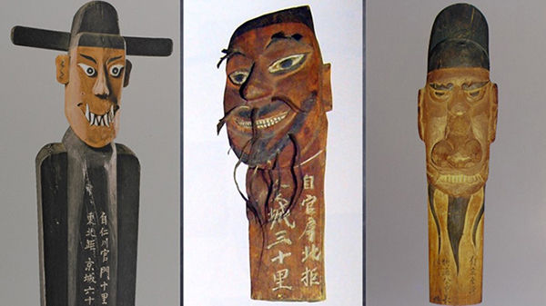 사진 1. 독일의 '베를린 민족학박물관'이 1890년 무렵에 인천시 만수동 별리고개(仁川府 鳥洞面 別離峴) '장승배기'에서 남몰래 뽑아 가져 간 큰 '장승'이다. 큰 '장승'은 30리 간격을 두고 세웠으며, 전 세계에서 유일하게 남아 있는 큰 '장승'으로 완벽한 글씨가 쓰여 있고, 경기도 북부지역에서만 발견되고 있는 '팔'의 모습이 표현된 '명품'장승이다. 글씨 내용은 “이곳은 인천의 관문에서 10리 못 미처 있는 '성현마을'이며, 서쪽으로 20리에는 제물포고, 동북쪽의 60리에는 서울이 있다”라고 되어 있다.<br>
<br>
사진 2. 1890년에 오스트리아 '비엔나 민속박물관'이 북한땅의 김화(金城) 주변에서 뽑아 가져간 것으로 10리里마다 세운 작은 '장승'이다. “이곳은 '원북마을'이고, '금성현'까지는 30리 남아있다.”라고 쓰여 있다. 글씨가 없는 아랫부분이 잘려져 있어 아쉽다.<br>
<br>
사진 3. 네덜란드 '라이덴 국립민속박물관'이 1912년에 수집하였다는 동작구 본동 '노들나루'의 작은 '장승'으로 글씨가 없는 아랫부분이 잘려 있다. “서울에서 제물포까지는 80리다.”라는 거리 표시와 장승(長栍)이라는 글씨가 뚜렷하게 쓰여 있다.