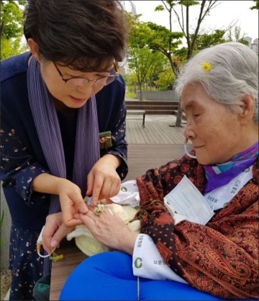 기자는 노란 씀바귀꽃은 머리에, 토끼풀꽃은 꽃반지를 만들어 끼워드렸다.