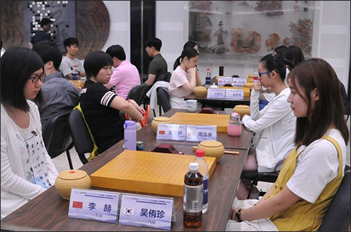 오유진 6단(오른쪽)이 리허 5단을 꺾고 11연승을 달렸다(사진-시나바둑 제공)