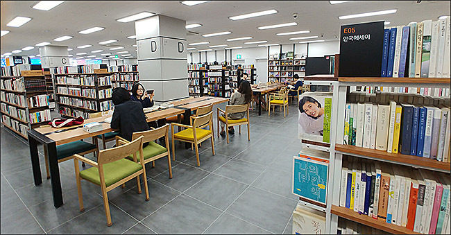 알라딘 중고서점 영등포역점 안에는 책을 열람할 수 있는 자리가 마련돼 있다.