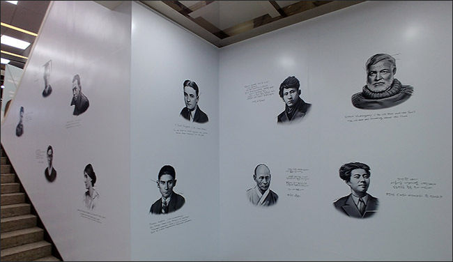 알라딘 중고서점 영등포역점 입구에는 유명 저자들의 이미지와 인상 깊은 글귀들이 전시돼 있다.